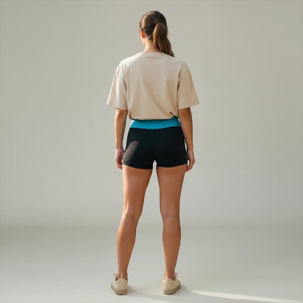 Femme de dos portant un t-shirt beige et un short de sport noir avec une ceinture bleu turquoise NaRsKo