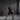 Homme portant un t-shirt de compression noir NaRsKo avec logo Batman blanc, idéal pour le sport en salle